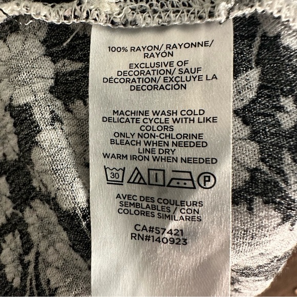 LOFT Black White Floral Daisy Flutter Sleeveless Blouse With Eyelet Trim L - Picture 11 of 11